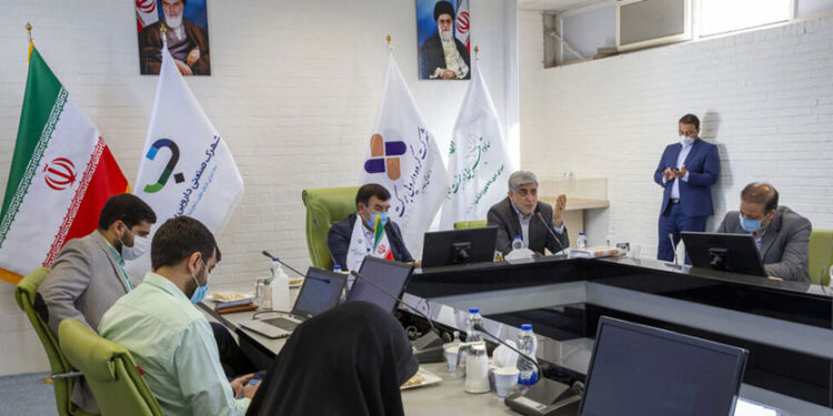 بازدید جمعی از دانشجویان نخبه کشور از خط تولید نخستین واکسن ایرانی کرونا