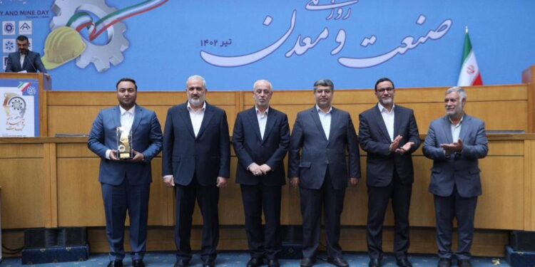 انتخاب شهرک صنعتی دارویی برکت به عنوان برترین شهرک صنعتی کشور